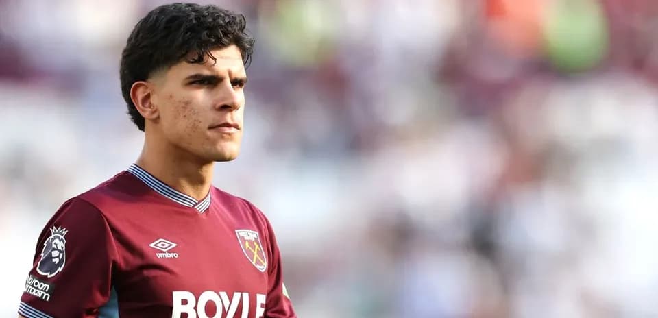 Игрок в форме West Ham United на поле