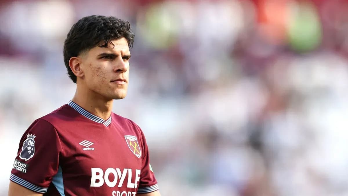 Игрок в форме West Ham United на поле