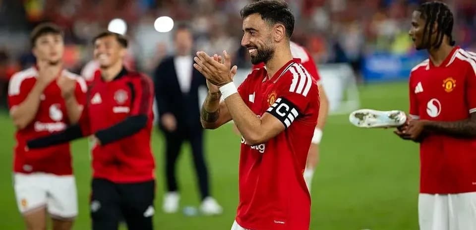 Игроки Manchester United аплодируют после матча