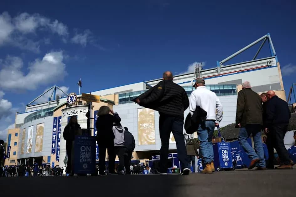 Фанаты подходят к стадиону Chelsea FC