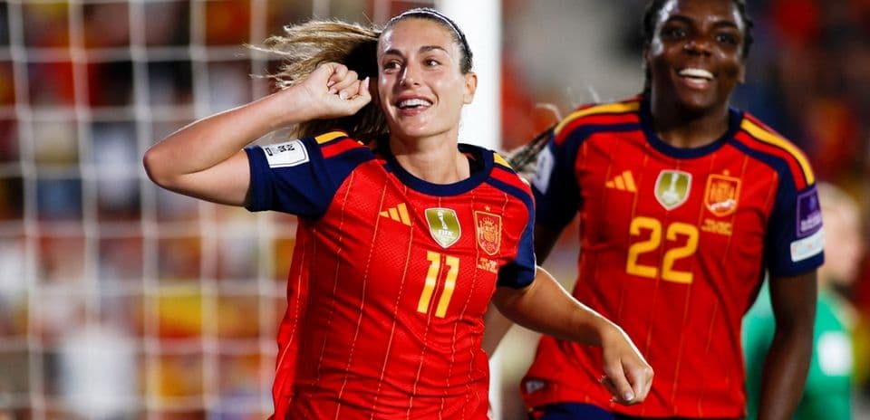 Игроки сборной Испании радуются после гола