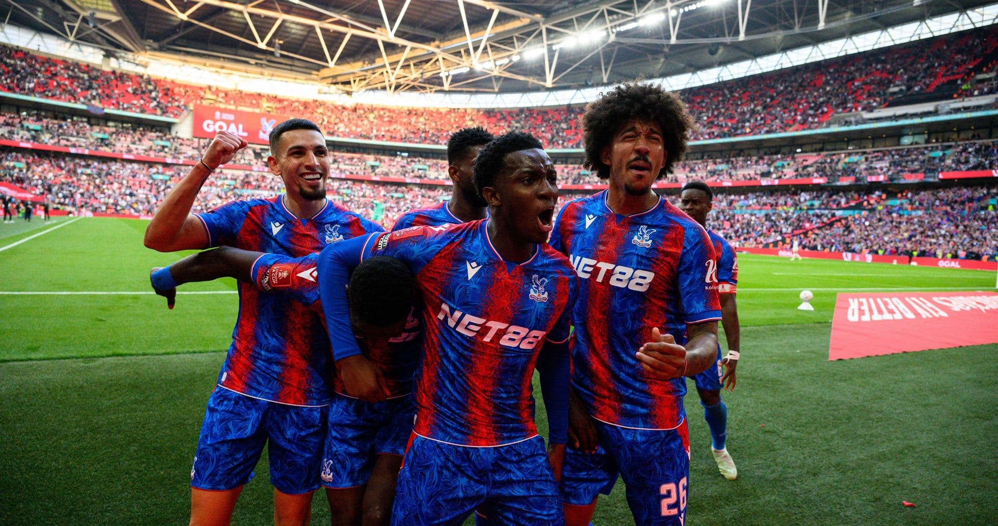 Игроки Crystal Palace празднуют гол на стадионе Уэмбли