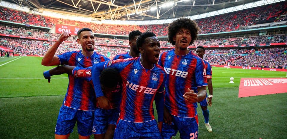 Игроки Crystal Palace празднуют гол на стадионе Уэмбли