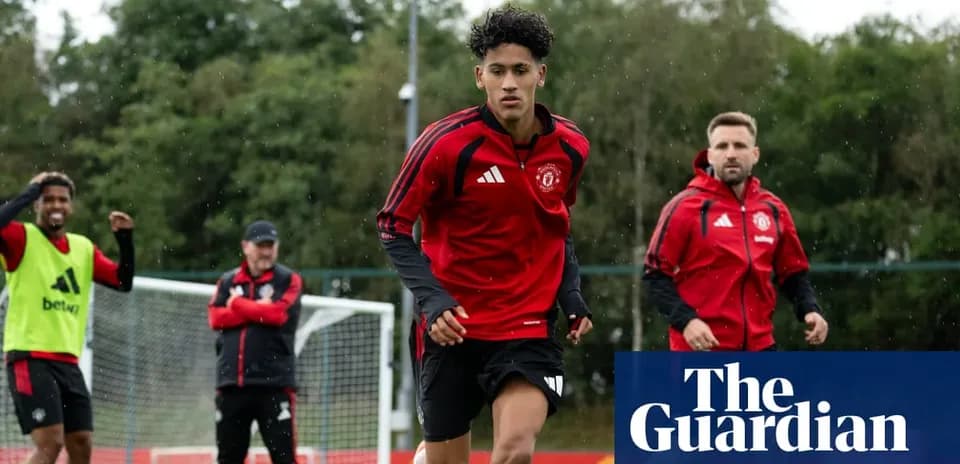 Игроки Manchester United на тренировке под дождем