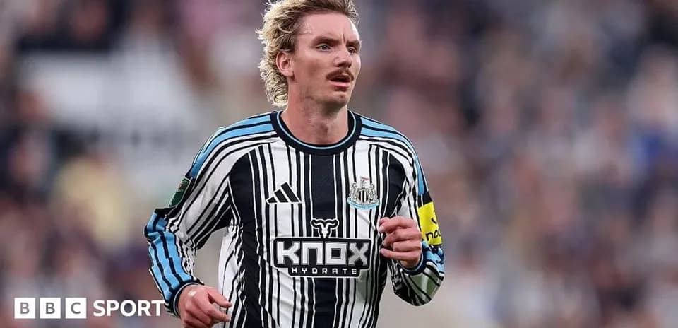 Игрок Newcastle United бежит по полю в форме