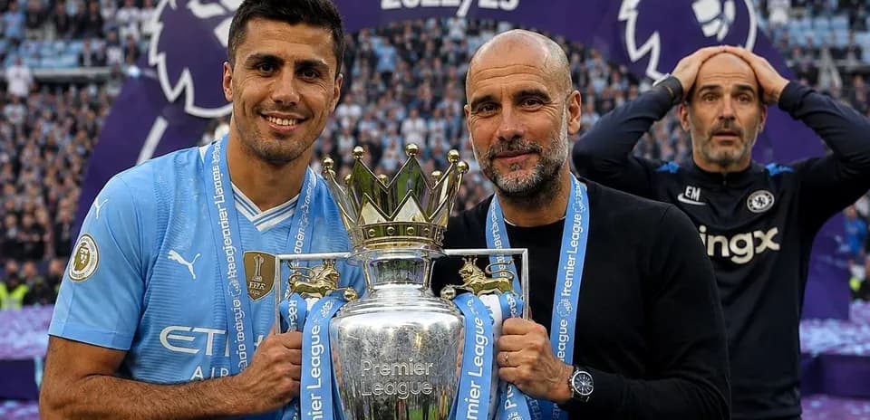 Игроки Manchester City с трофеем Премьер-лиги 2022/23