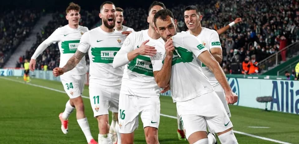 Игроки Эльче празднуют гол на матче
