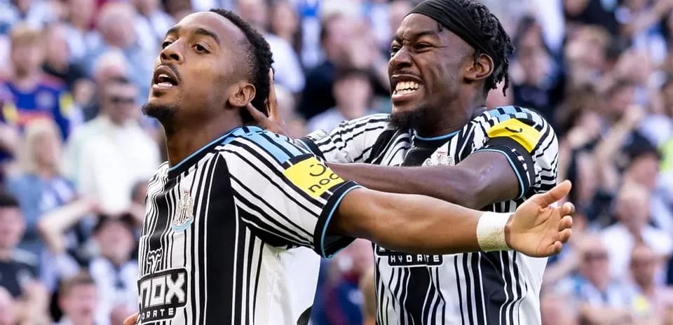Игроки Newcastle United празднуют гол на стадионе