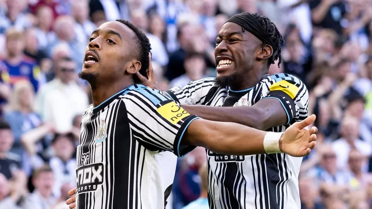 Игроки Newcastle United празднуют гол на стадионе