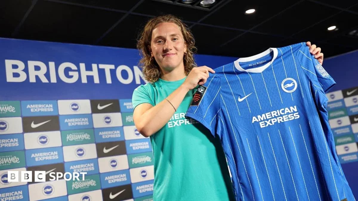 Игрок держит футболку Brighton на пресс-конференции