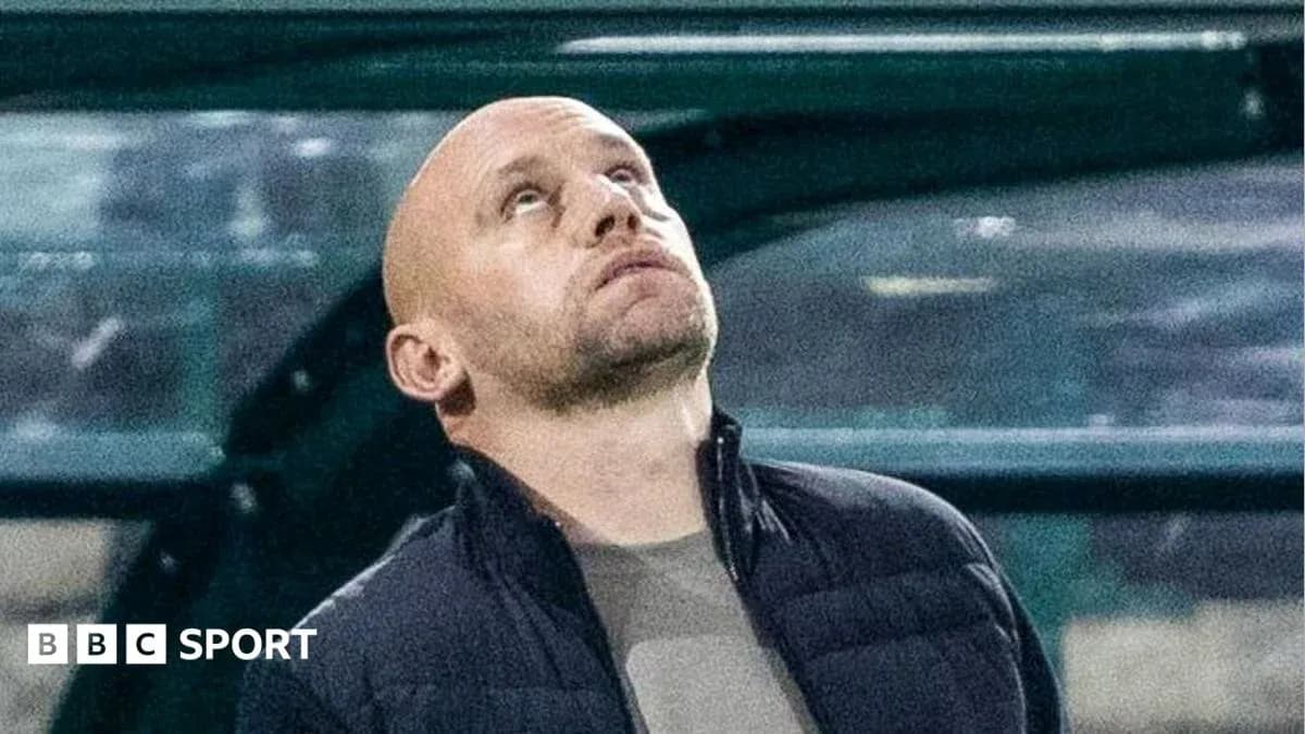 Тренер смотрит вверх с скамейки запасных