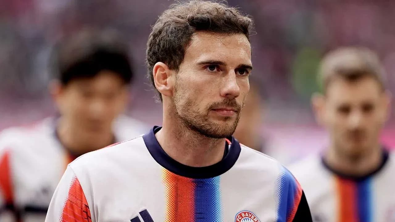 Игрок в форме Bayern Munich на поле перед матчем