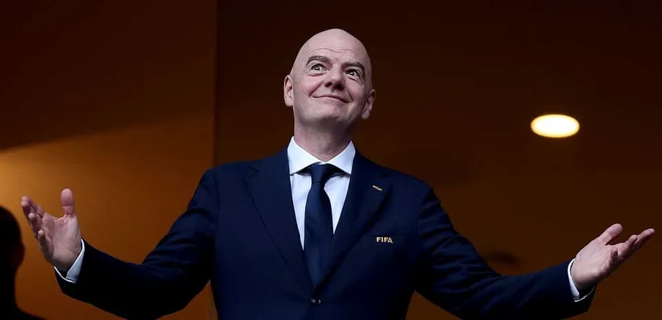 Человек в костюме с логотипом FIFA на груди