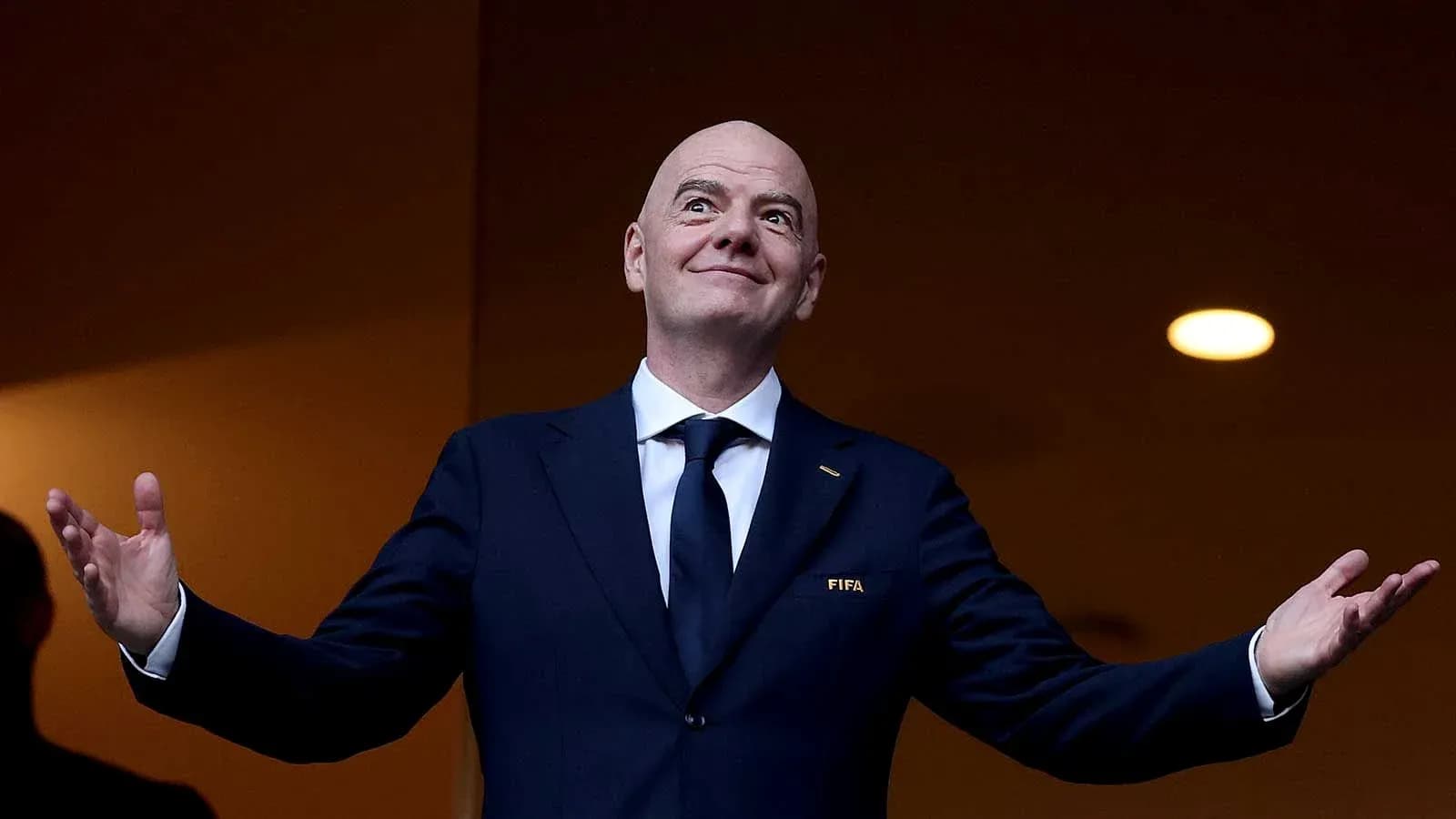 Человек в костюме с логотипом FIFA на груди