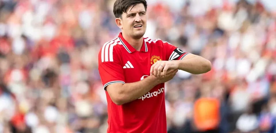Игрок Манчестер Юнайтед adjusting his captain's armband