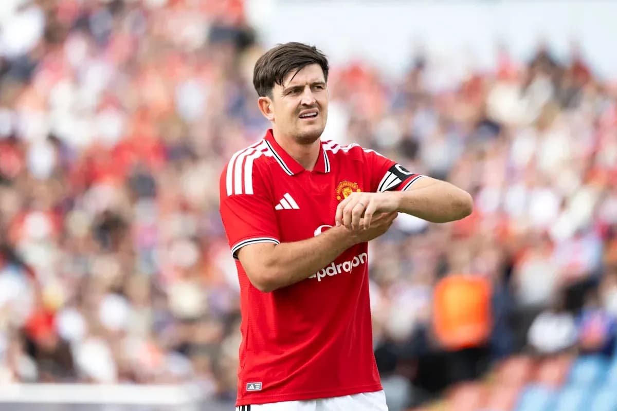 Игрок Манчестер Юнайтед adjusting his captain's armband