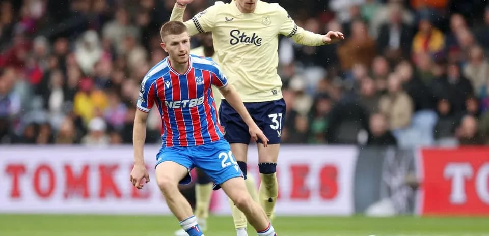 Игроки Кристал Пэлас и Эвертона на поле