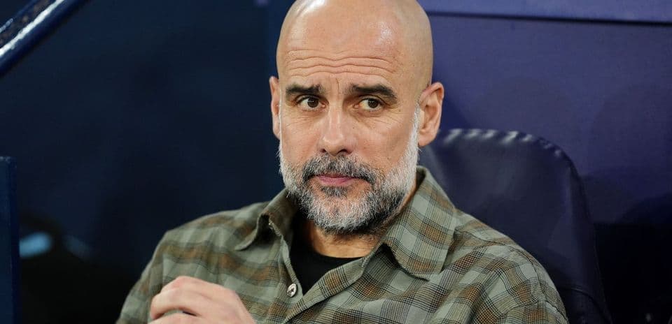 Тренер на скамейке запасных во время матча