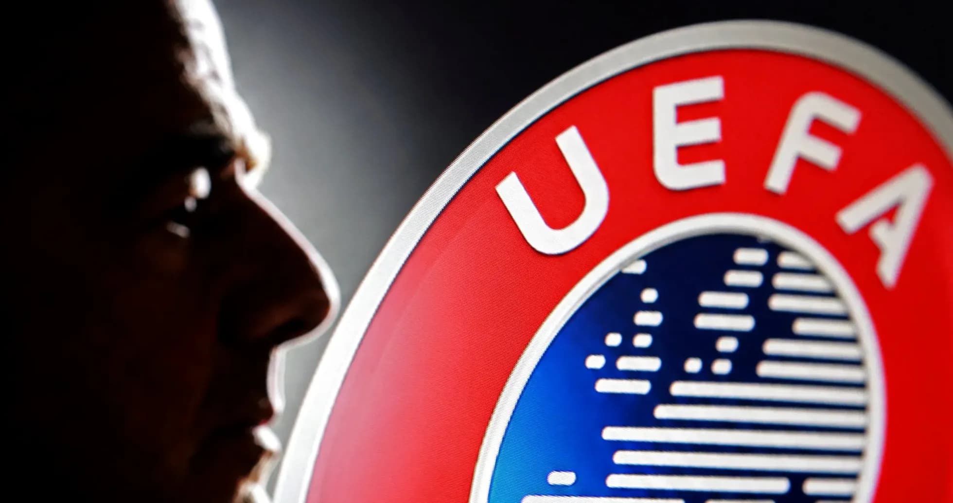 Силуэт человека рядом с логотипом UEFA