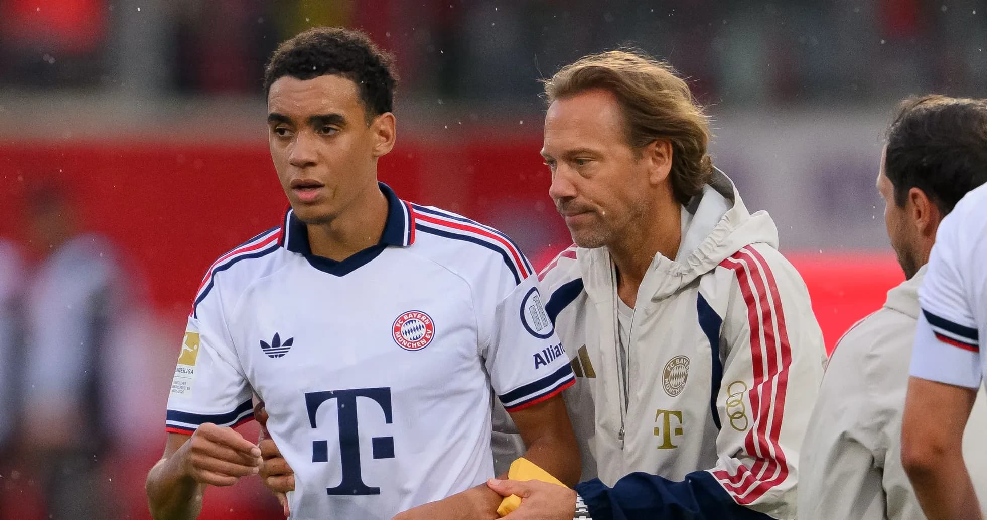 Игроки Bayern Munich обсуждают тактику на поле