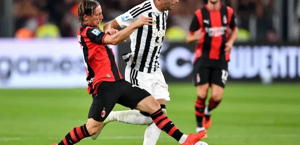 Игроки Juventus и AC Milan борются за мяч