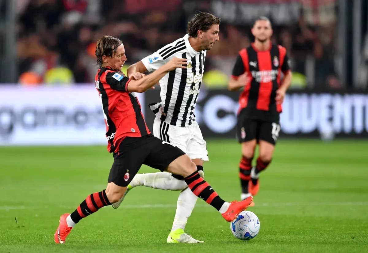 Игроки Juventus и AC Milan борются за мяч