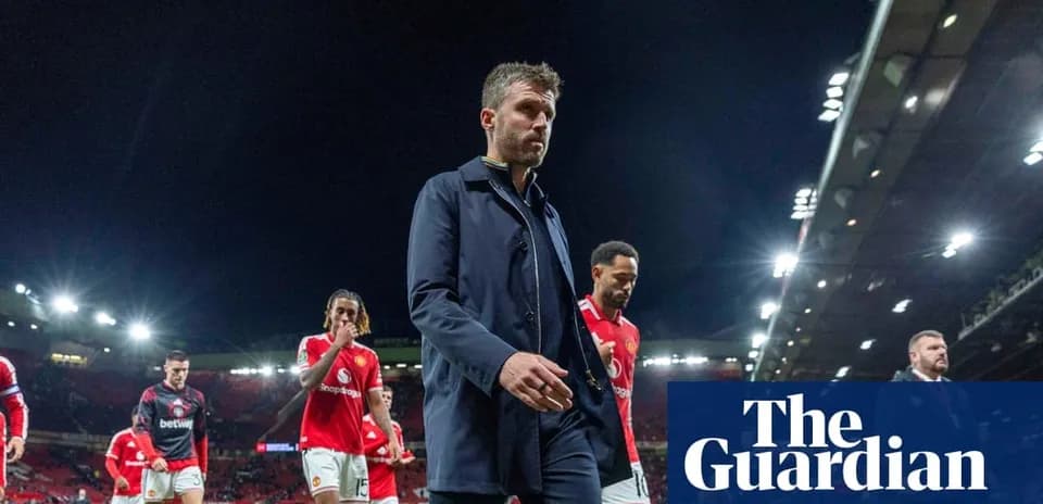 Тренер и игроки Manchester United покидают поле