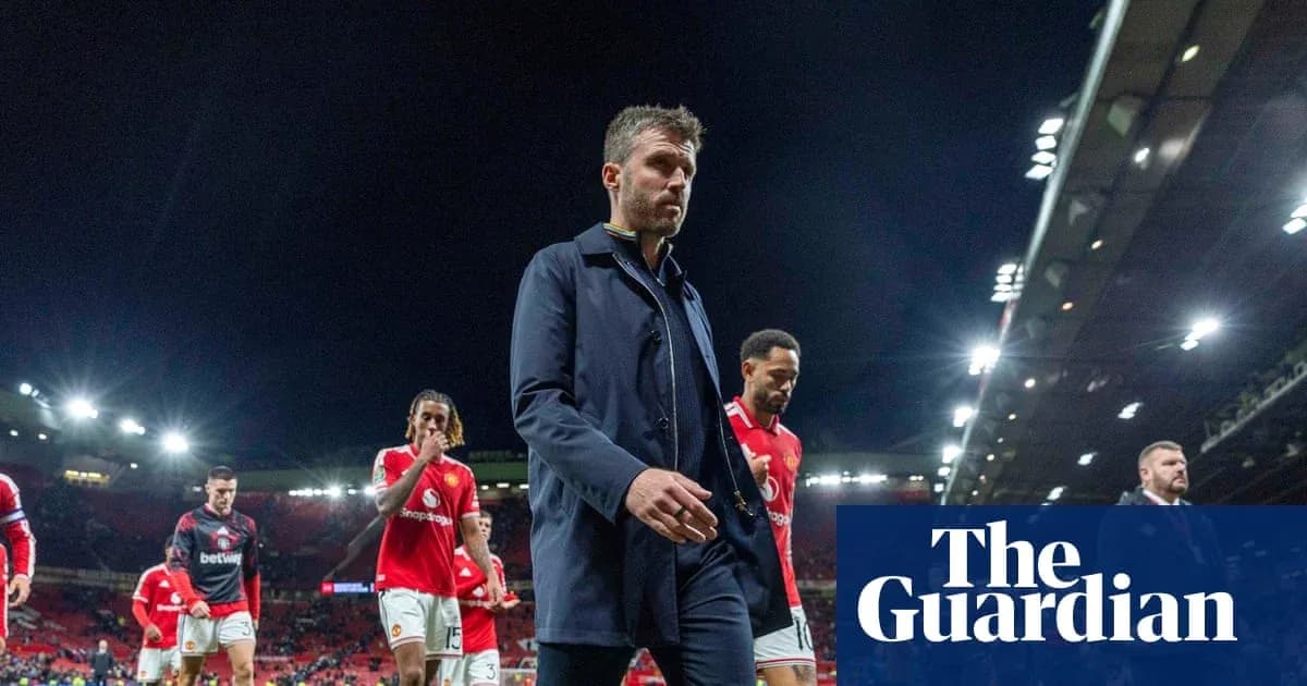Тренер и игроки Manchester United покидают поле