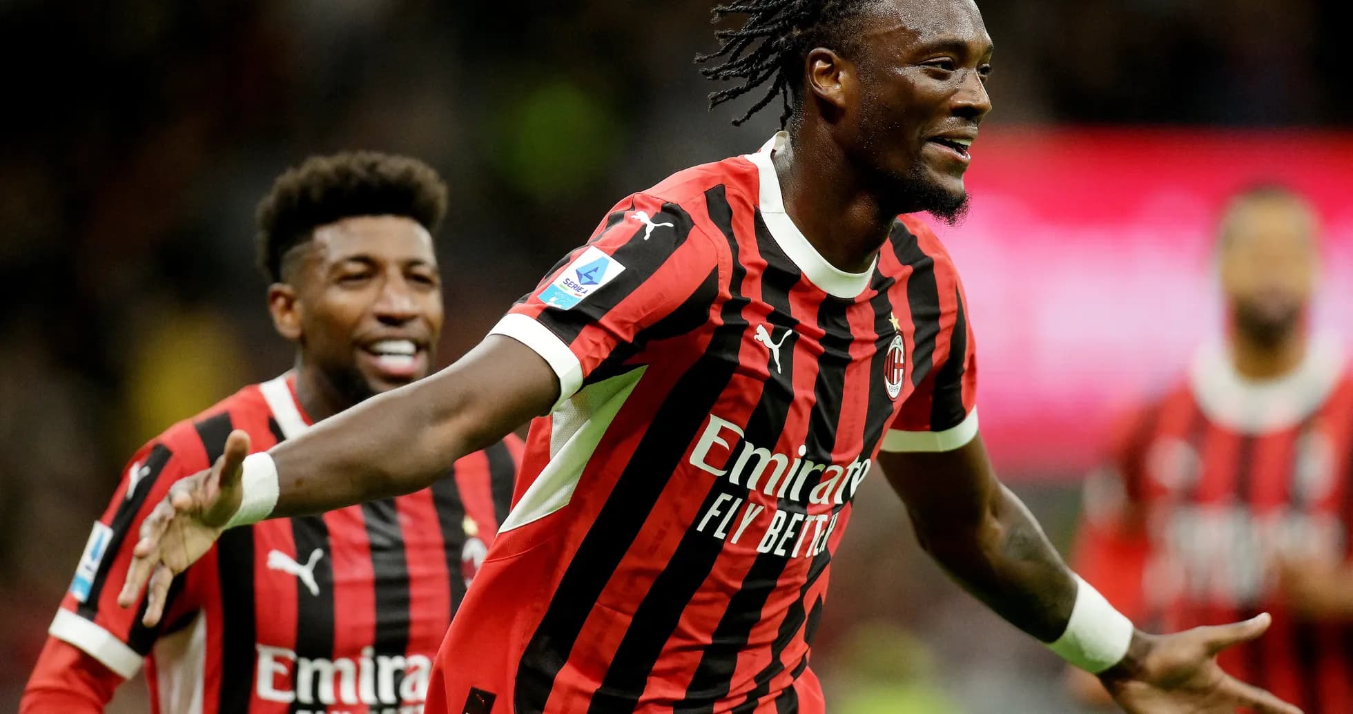 Игроки AC Milan празднуют гол в матче
