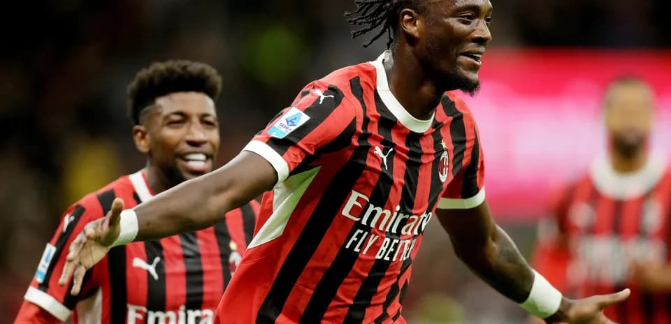 Игроки AC Milan празднуют гол в матче