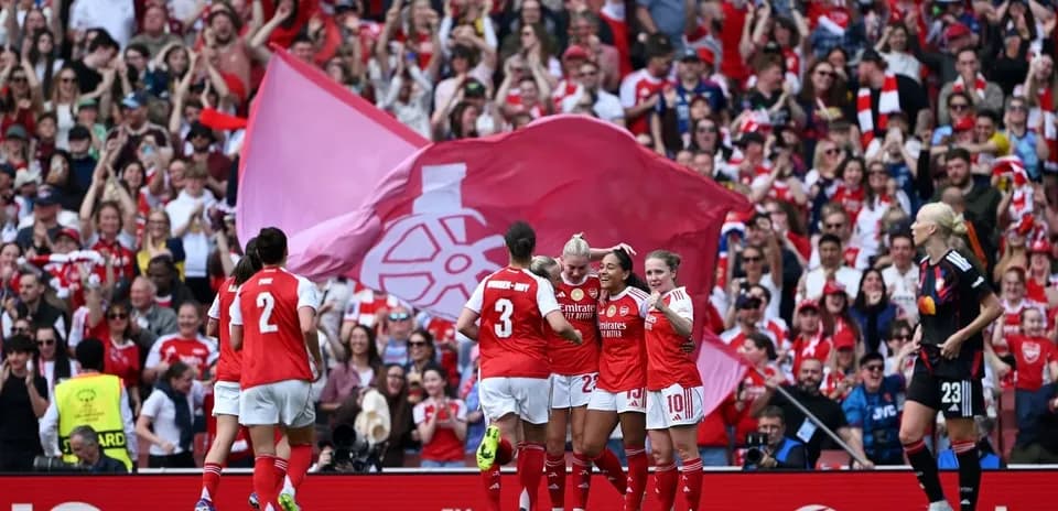 Игроки Arsenal празднуют гол с фанатами на стадионе