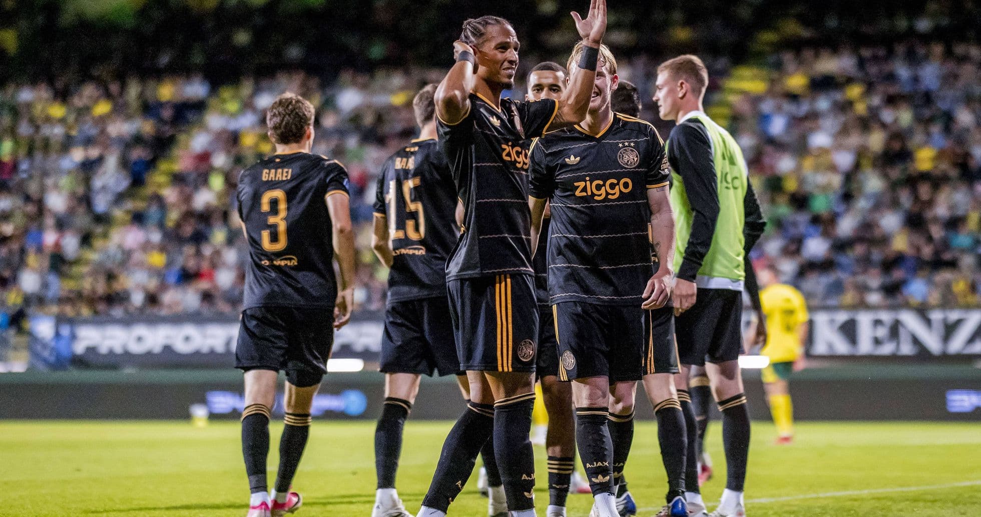 Игроки Ajax празднуют гол на стадионе