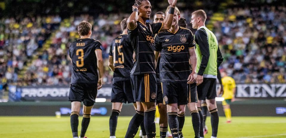 Игроки Ajax празднуют гол на стадионе
