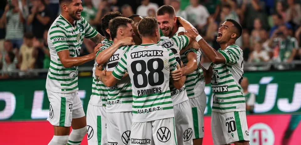 Игроки Ференцвароша отмечают гол