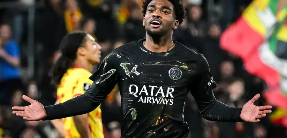 Игрок PSG с поднятыми руками на поле