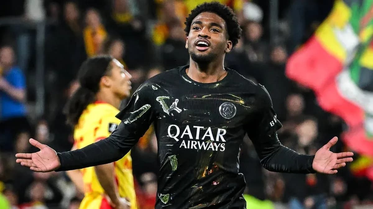 Игрок PSG с поднятыми руками на поле