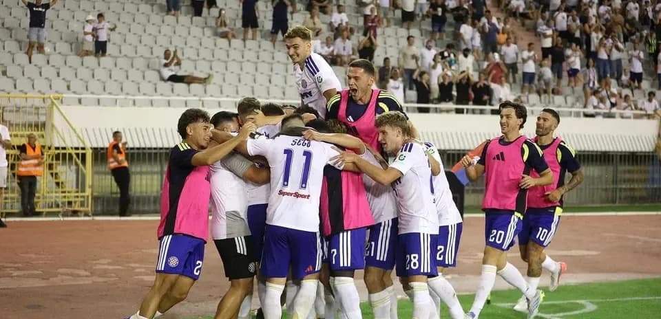 Команда празднует гол на стадионе