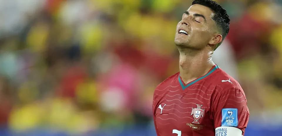 Игрок в красной форме с номером 7 на поле