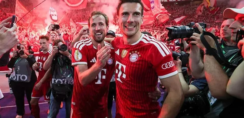 Игроки Bayern München празднуют с фанатами на стадионе