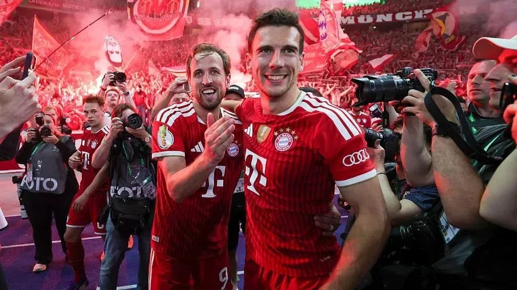 Игроки Bayern München празднуют с фанатами на стадионе
