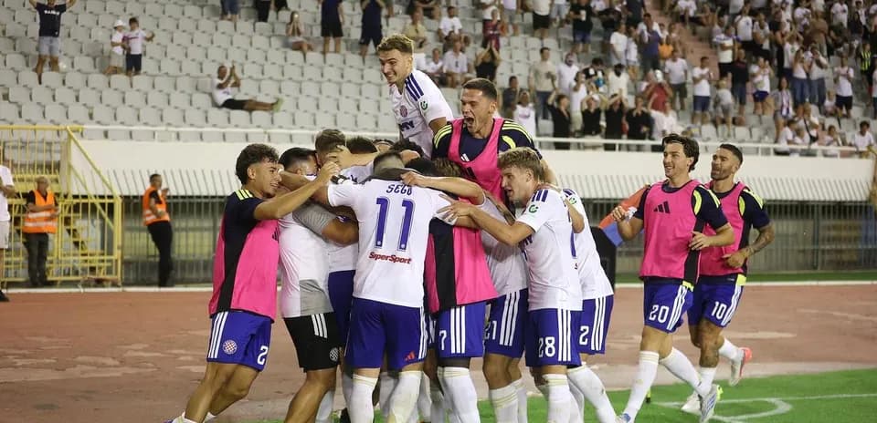 Игроки ХНК Хайдук отмечают гол