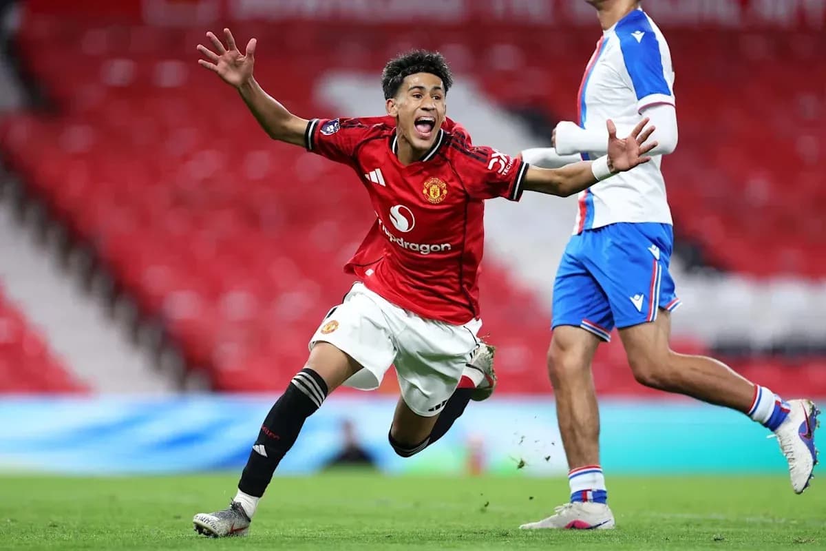 Игрок Manchester United празднует гол на поле