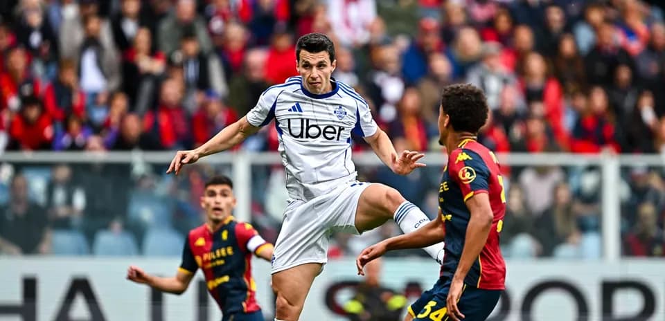 Игроки Genoa и Como борются за мяч