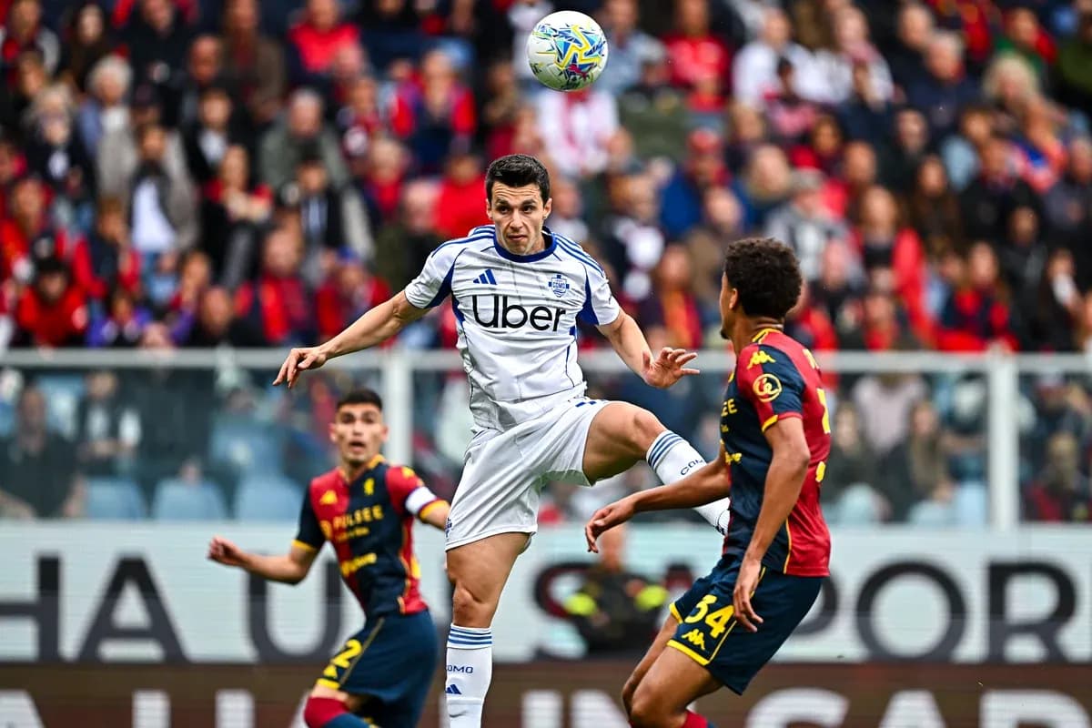 Игроки Genoa и Como борются за мяч
