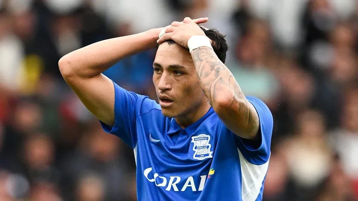 Игрок Birmingham City держится за голову на поле Игрок Birmingham City держится за голову на поле