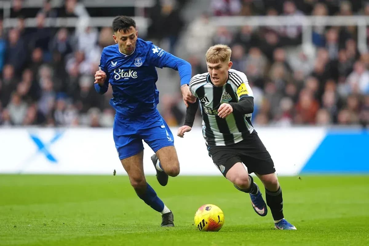 Игроки Newcastle и Everton борются за мяч Игроки Newcastle и Everton борются за мяч