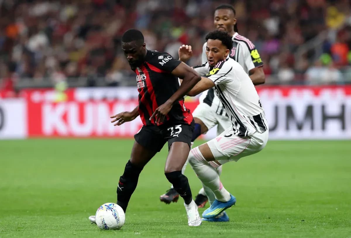 Игроки Juventus и AC Milan в борьбе за мяч Игроки Juventus и AC Milan в борьбе за мяч
