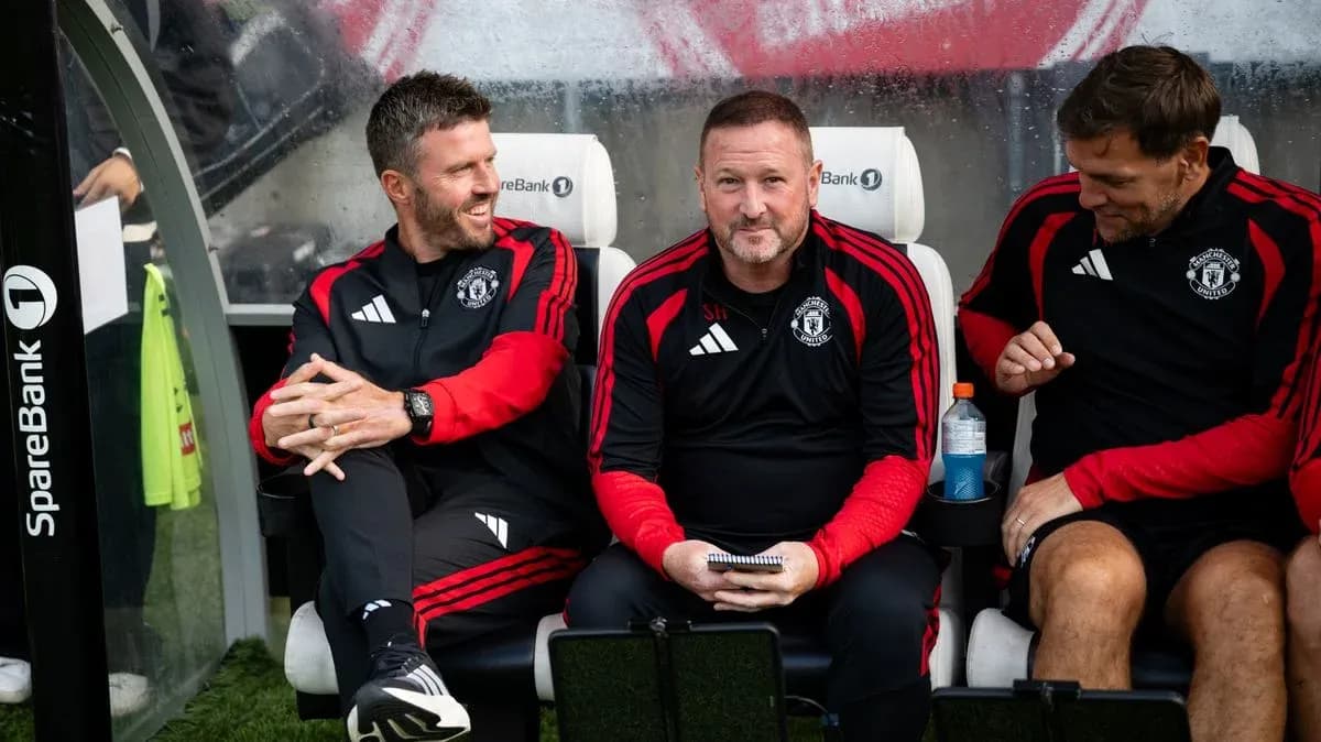 Тренерский штаб Manchester United на скамейке запасных Тренерский штаб Manchester United на скамейке запасных