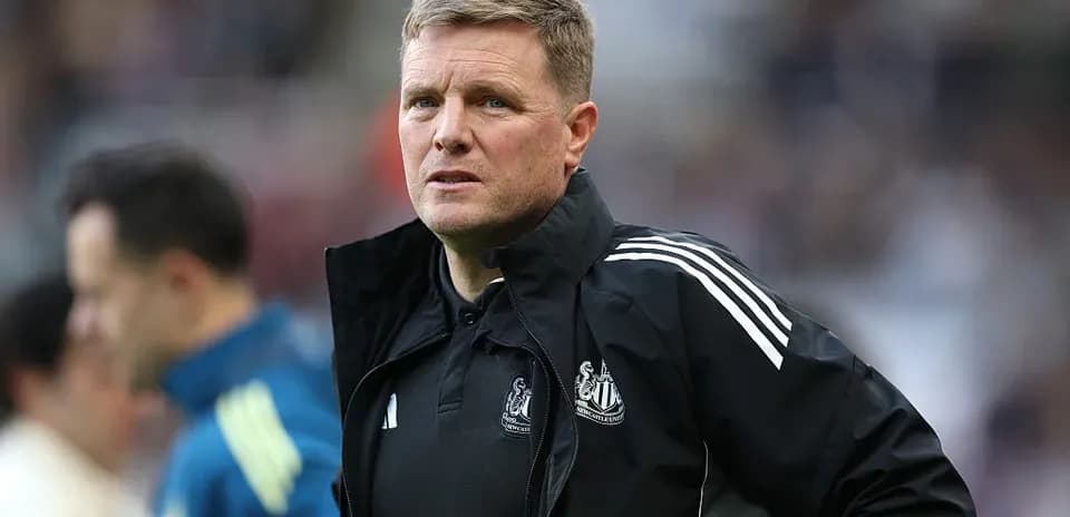 Тренер Newcastle United на скамейке запасных Тренер Newcastle United на скамейке запасных