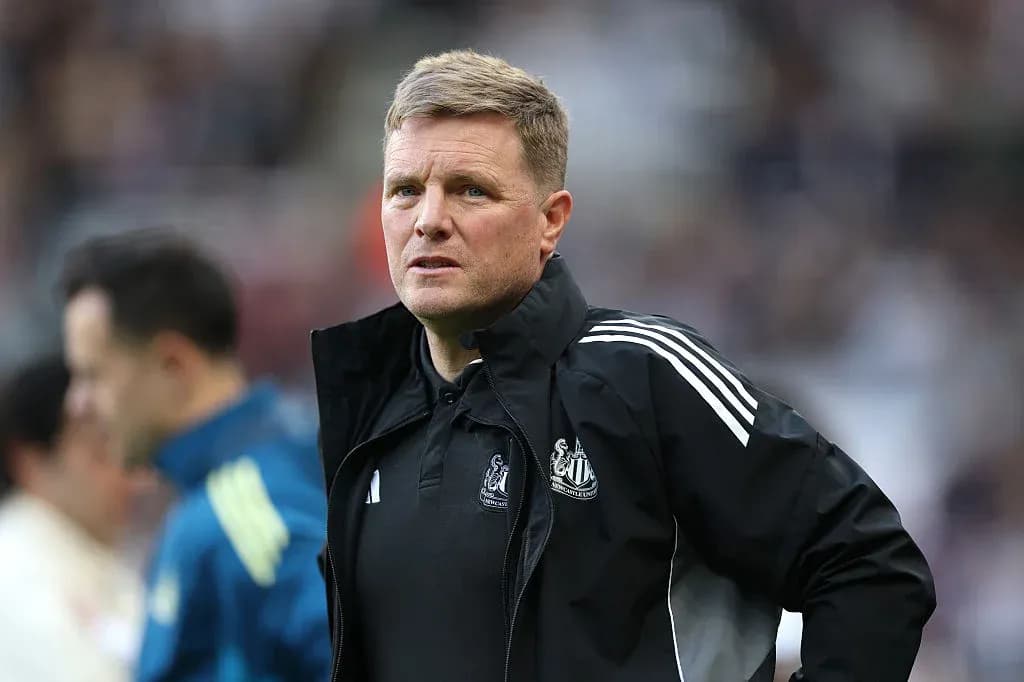 Тренер Newcastle United на скамейке запасных Тренер Newcastle United на скамейке запасных
